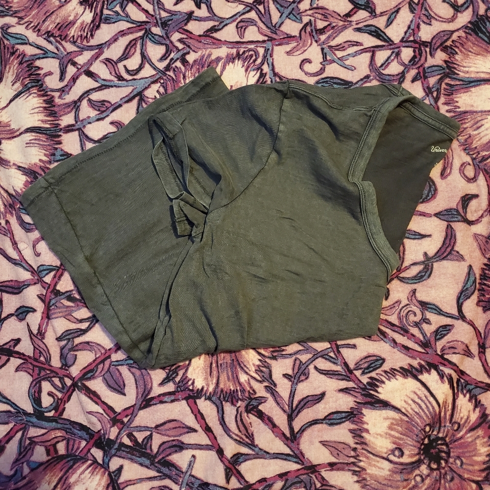 Universal Thread v neck t-shirt